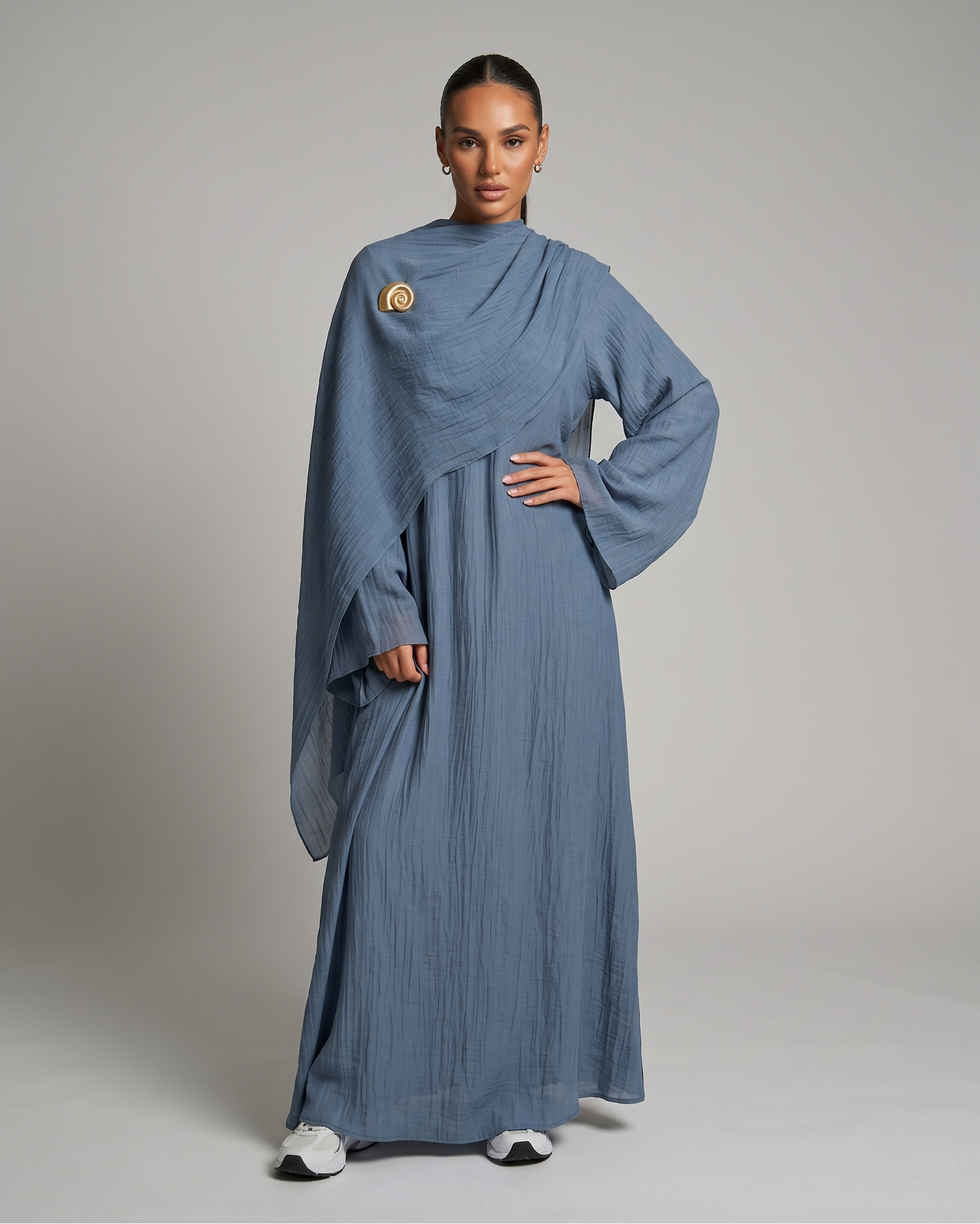 Abaya mit Cape und Brosche