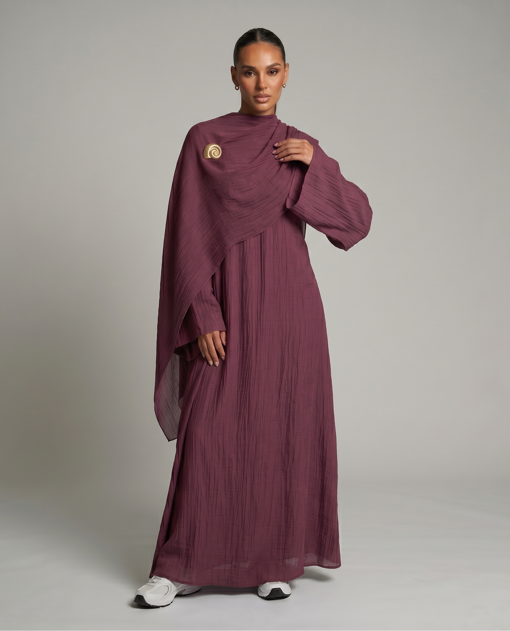 Abaya mit Cape und Brosche