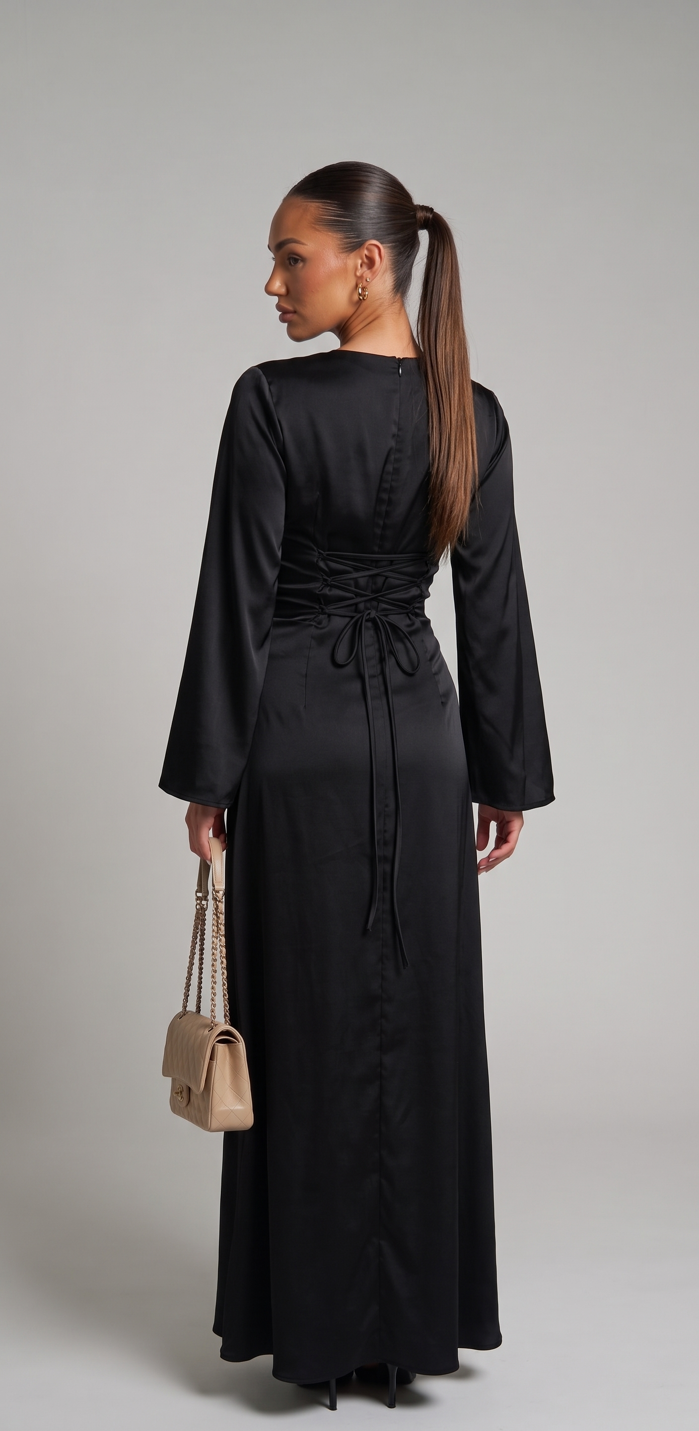 Virales Maxikleid mit Schnüren