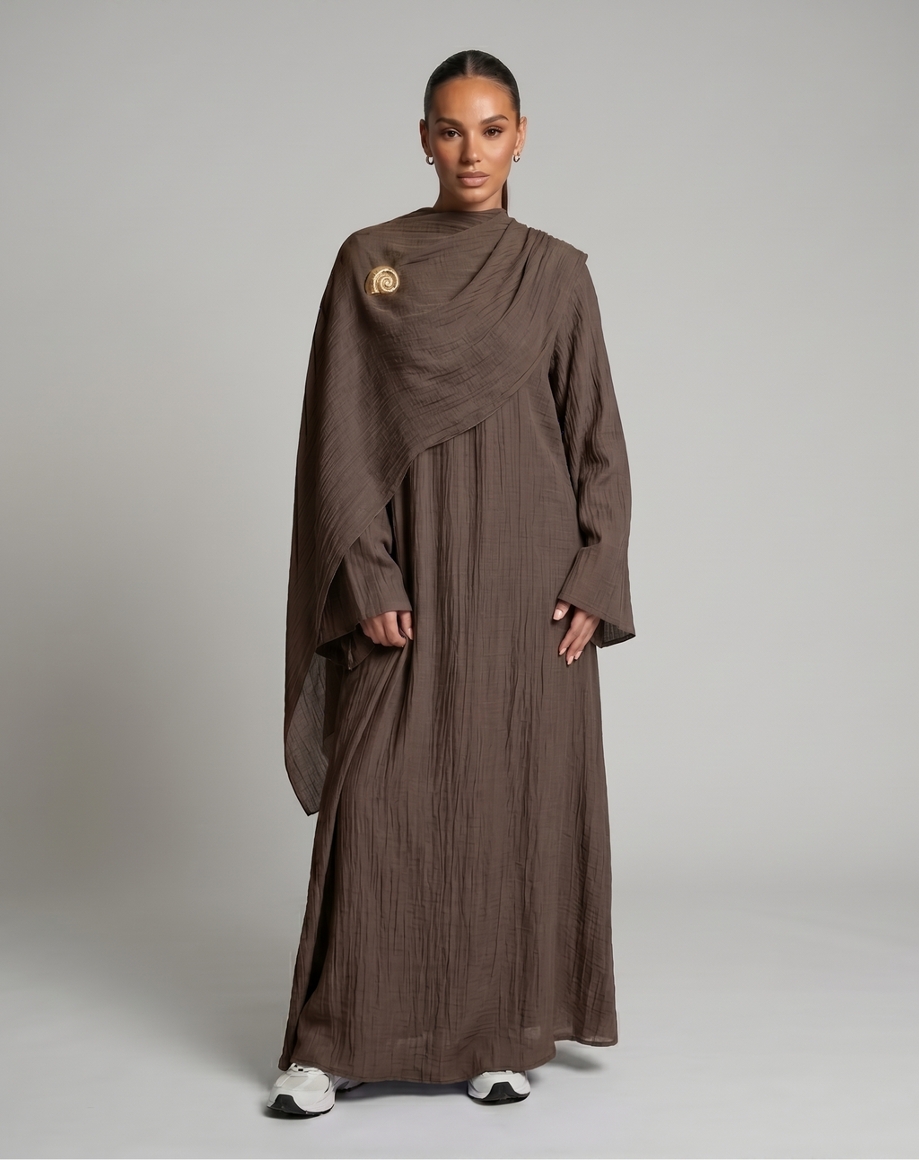Abaya mit Cape und Brosche