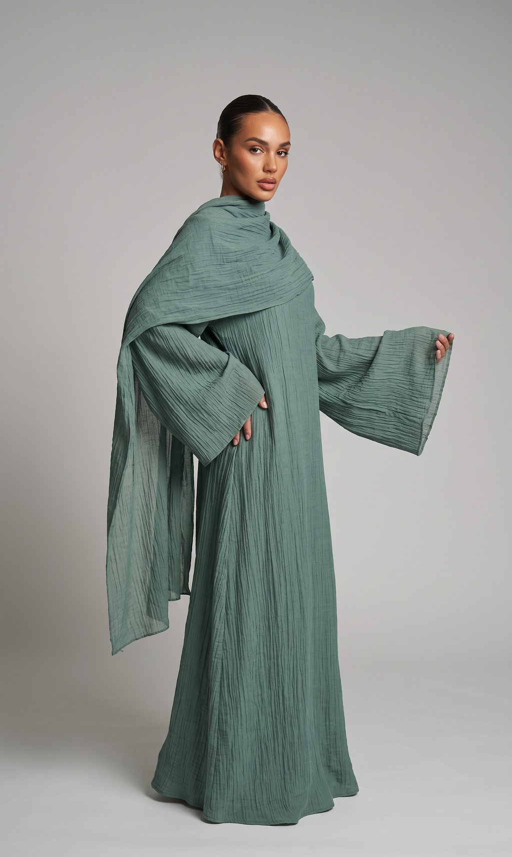 Abaya mit Cape und Brosche
