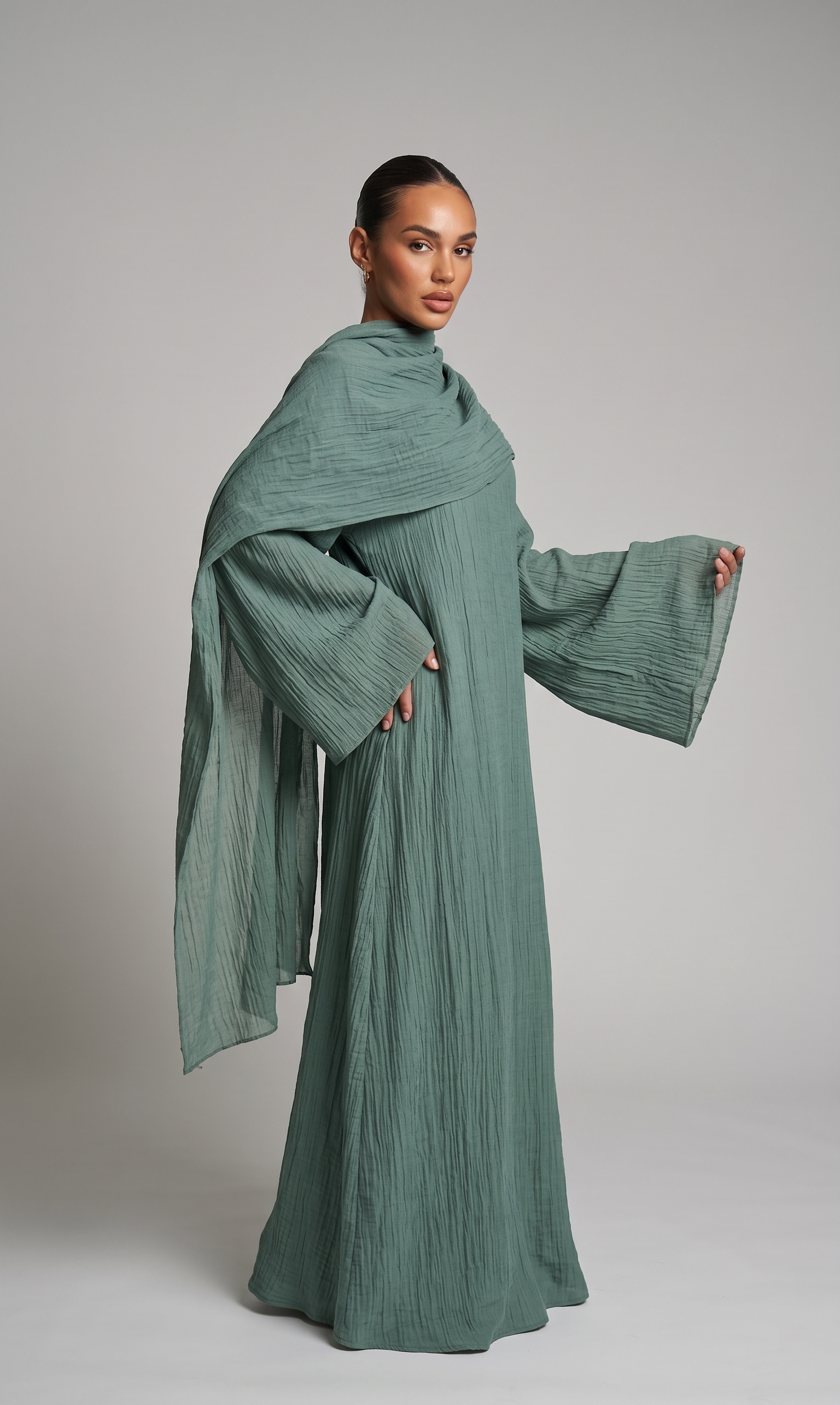 Abaya mit Cape und Brosche
